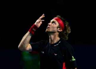 Tennis-Star verliert Kontrolle: Selbstverletzung während des Spiels. news-01112024-074524